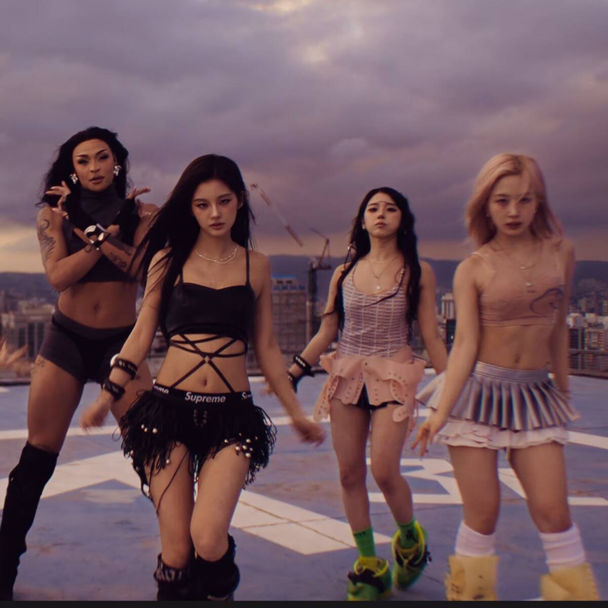 Tras su paso por el Festival de Viña 2026: NMIXX presenta el videoclip de "TIC TIC" junto a Pabllo Vittar