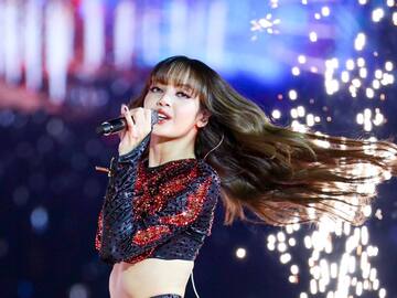 Lisa de BLACKPINK deleita con su presentación de Año Nuevo y dedica palabras a su fanaticada