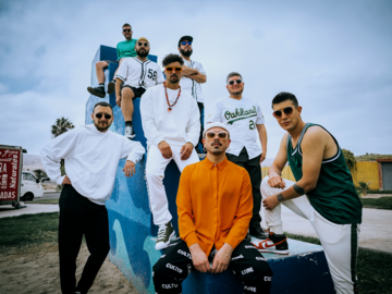 Moral Distraída nos saca a la pista de baile e invita al pensamiento crítico con "Sábado en la Noche"