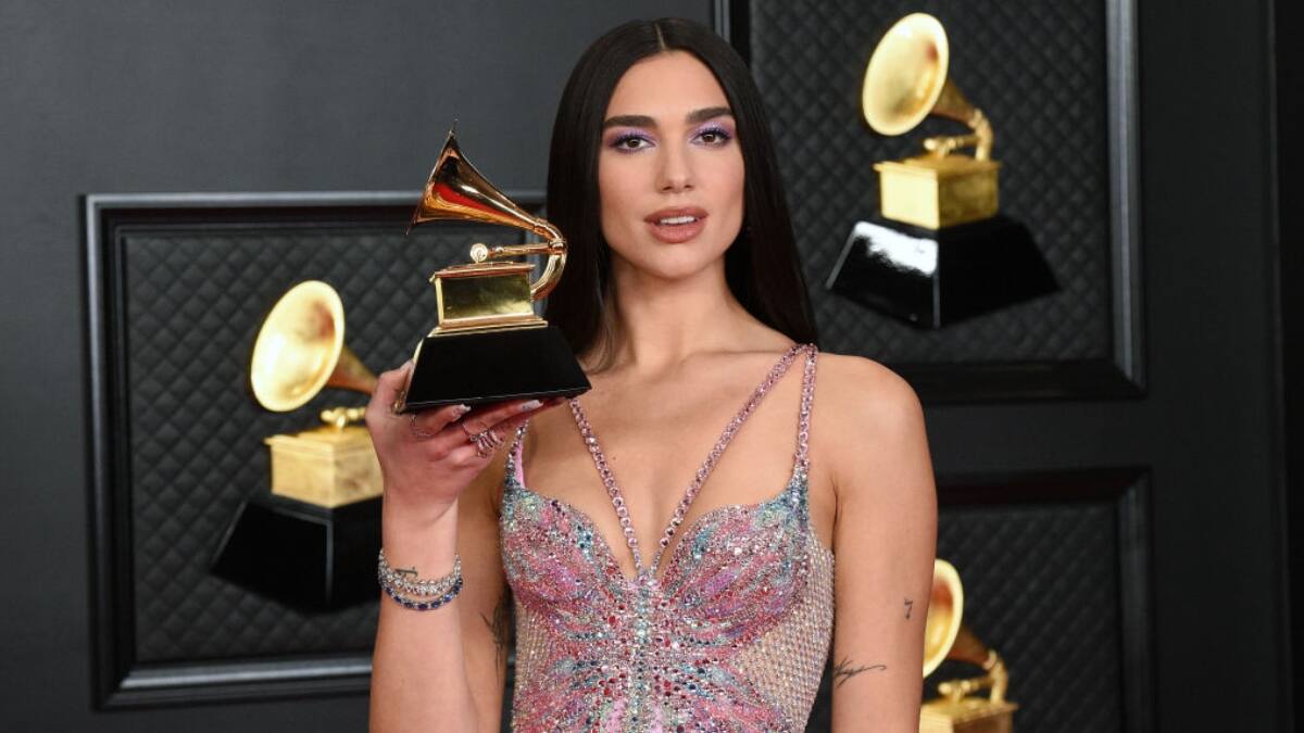 Dua Lipa mostró sus nuevas joyas dentales tras su triunfo en los Grammy 2021
