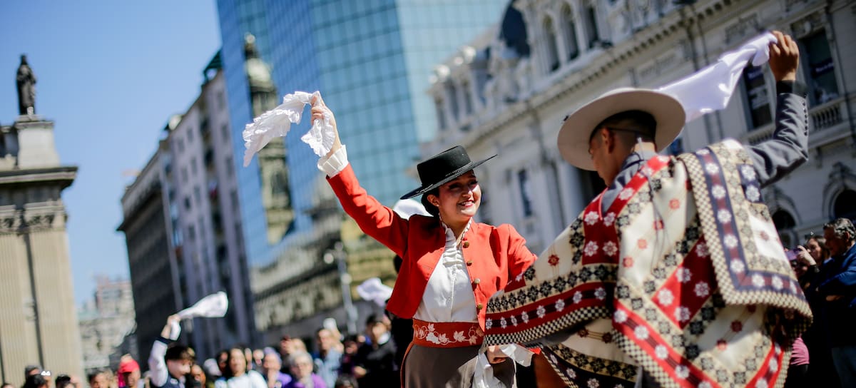 7 de septiembre de 2026/SANTIAGOUna pareja de huasos bailan cueca en la "Fonda Móvil", la que llegó hasta la Plaza de Armas de Santiago.
FOTO: HANS SCOTT/AGENCIAUNO
