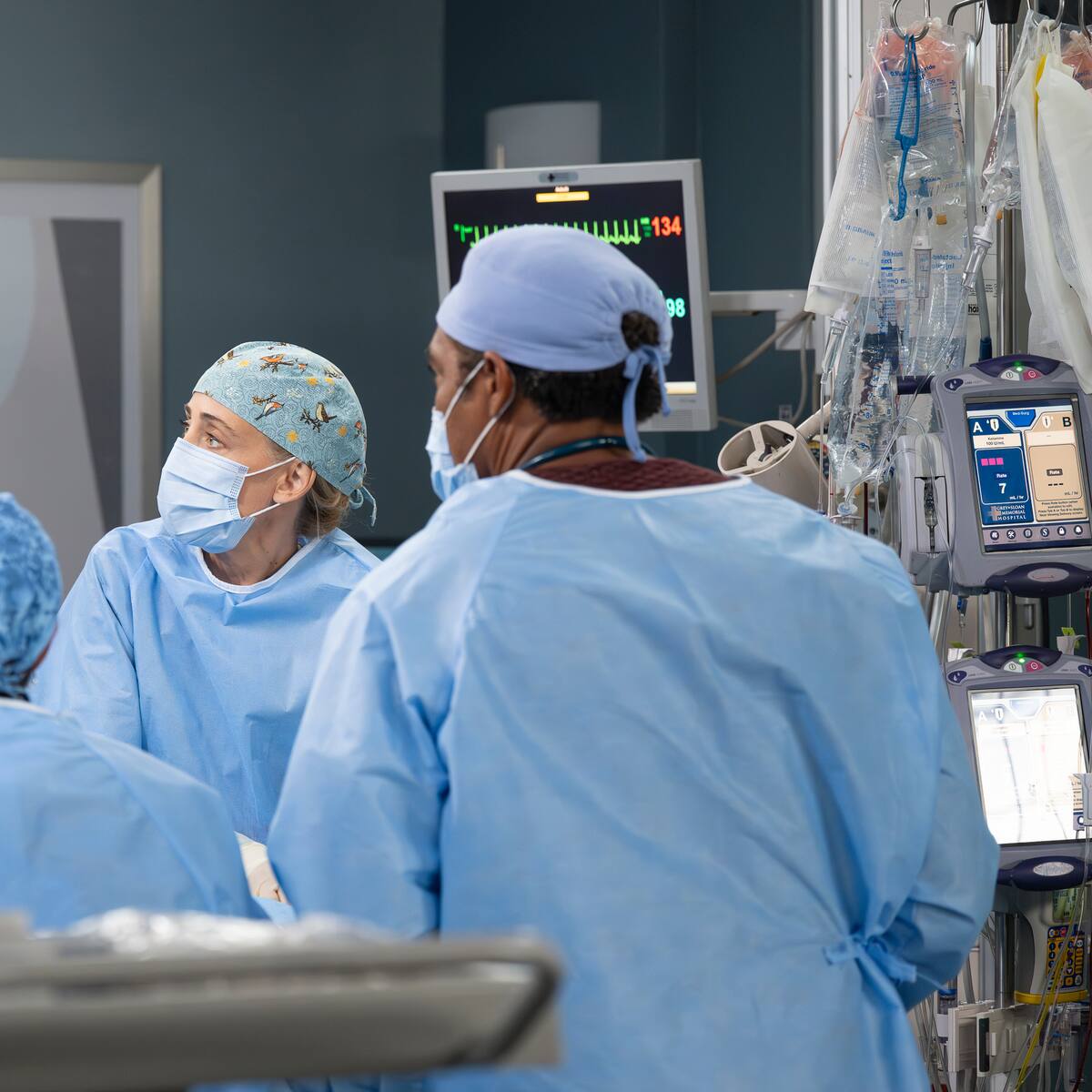 Después de más de una década: Anuncian salida de dos emblemáticos personajes de "Grey's Anatomy"