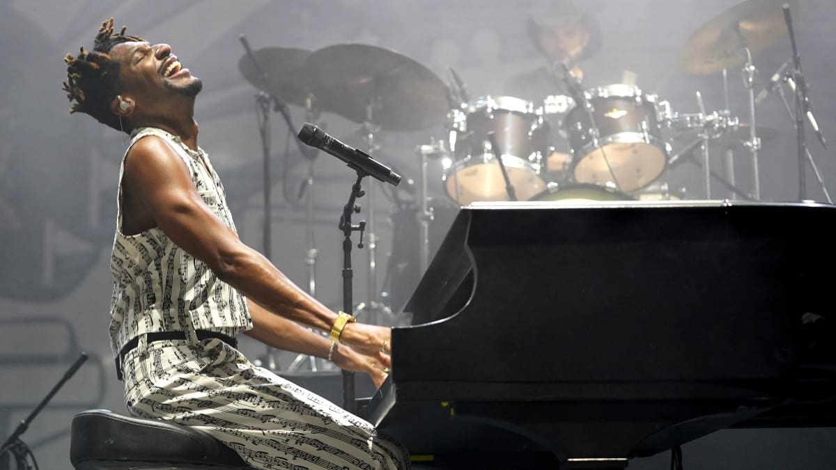 Jon Batiste estrenó «Be Who You Are (Real Magic)» junto a Camilo, Cat Burns, J.I.D. y NewJeans