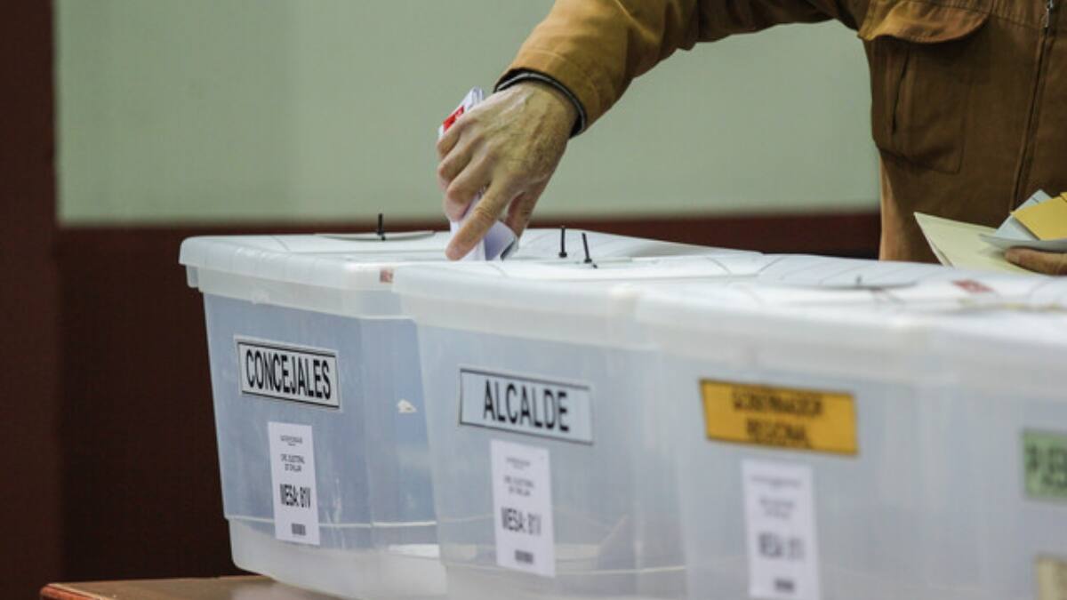 Hombre es detenido por repartir «quinta papeleta» en local de votación