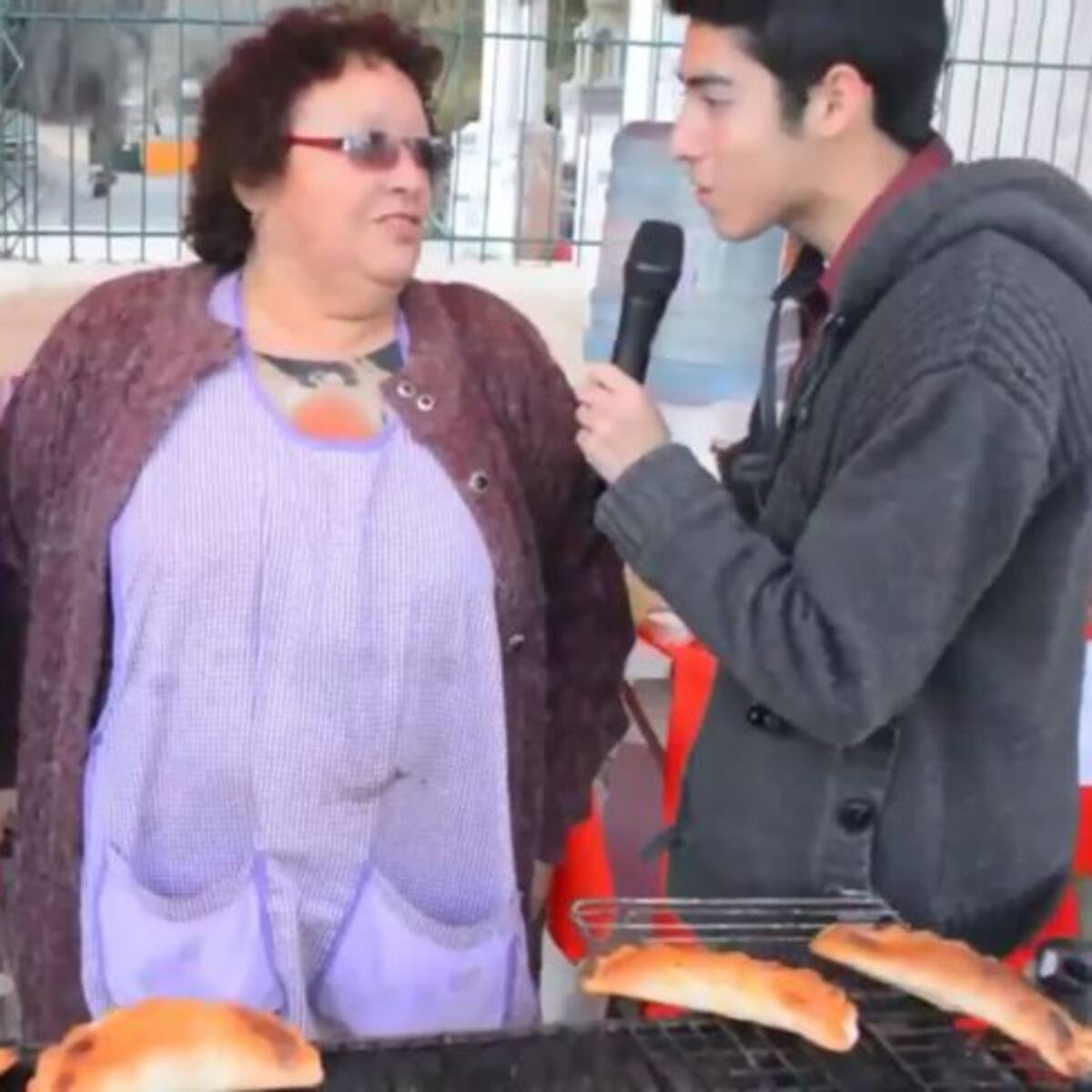 Perro se roba una empanada en entrevista de TV