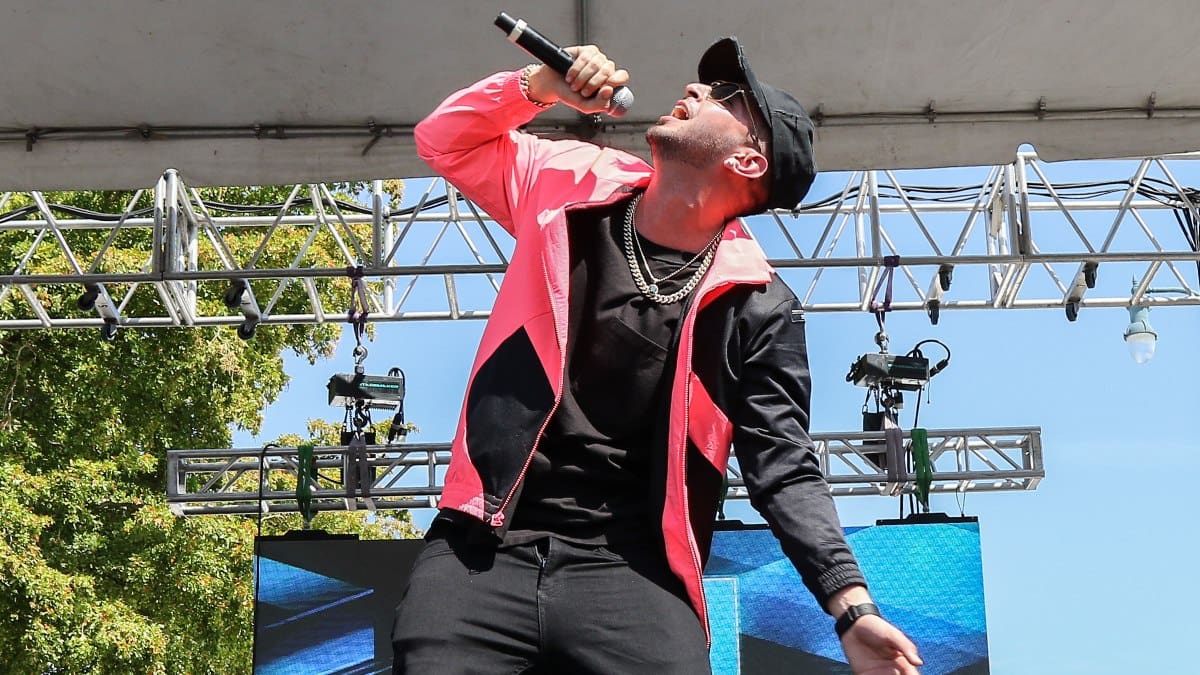 Con video en la playa, Justin Quiles muestra un adelanto de su próximo hit «Fuego Forestal»