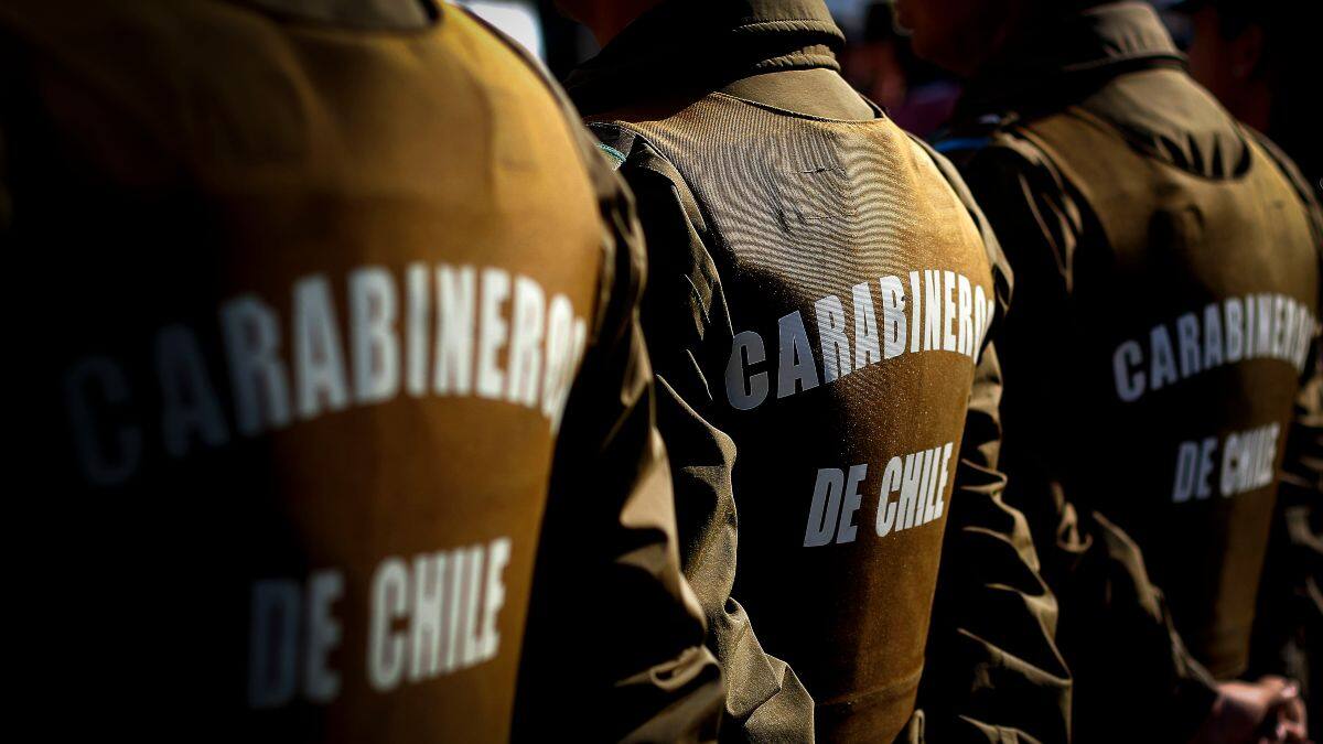Detienen a dos carabineros en medio de allanamiento por droga en Recoleta