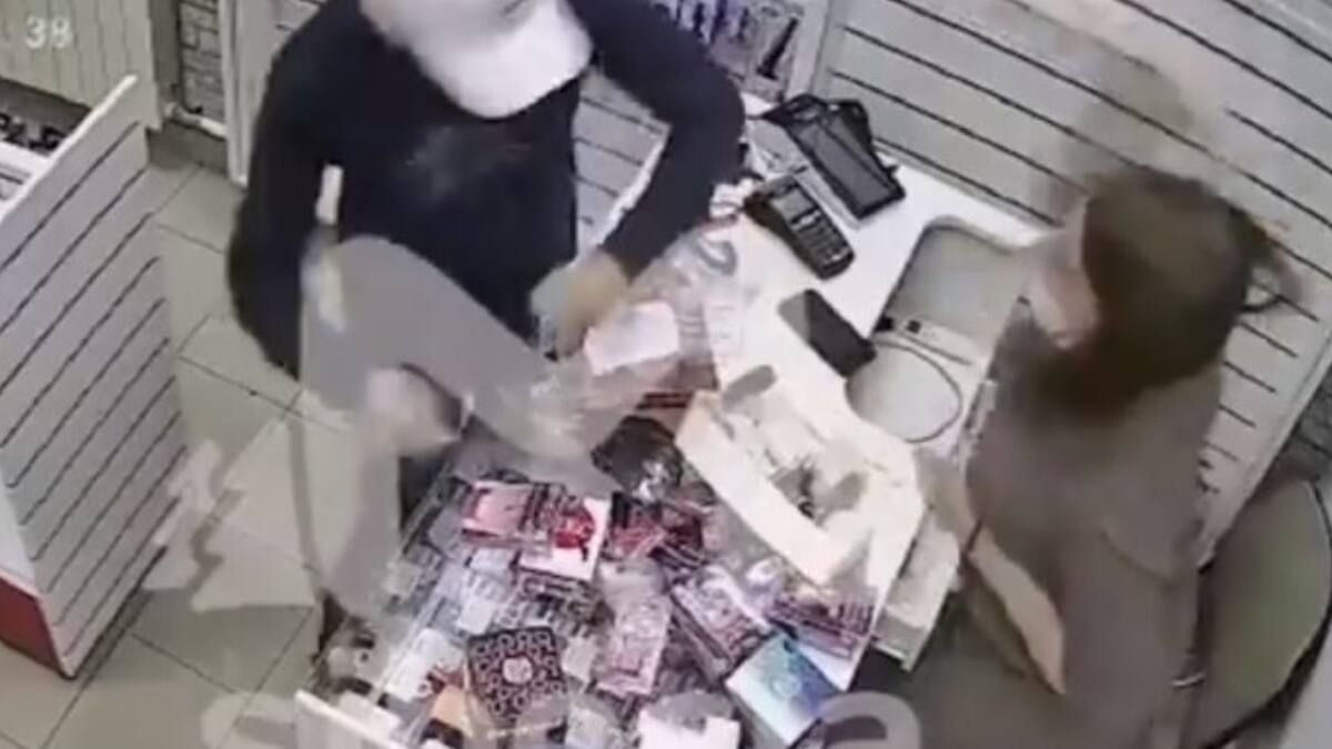 Ladrón intentó asaltar sex shop en Rusia: Vendedora lo repelió con un «dildo»