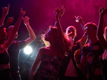 Año Nuevo 2025: ¿Dónde carretear en Santiago?