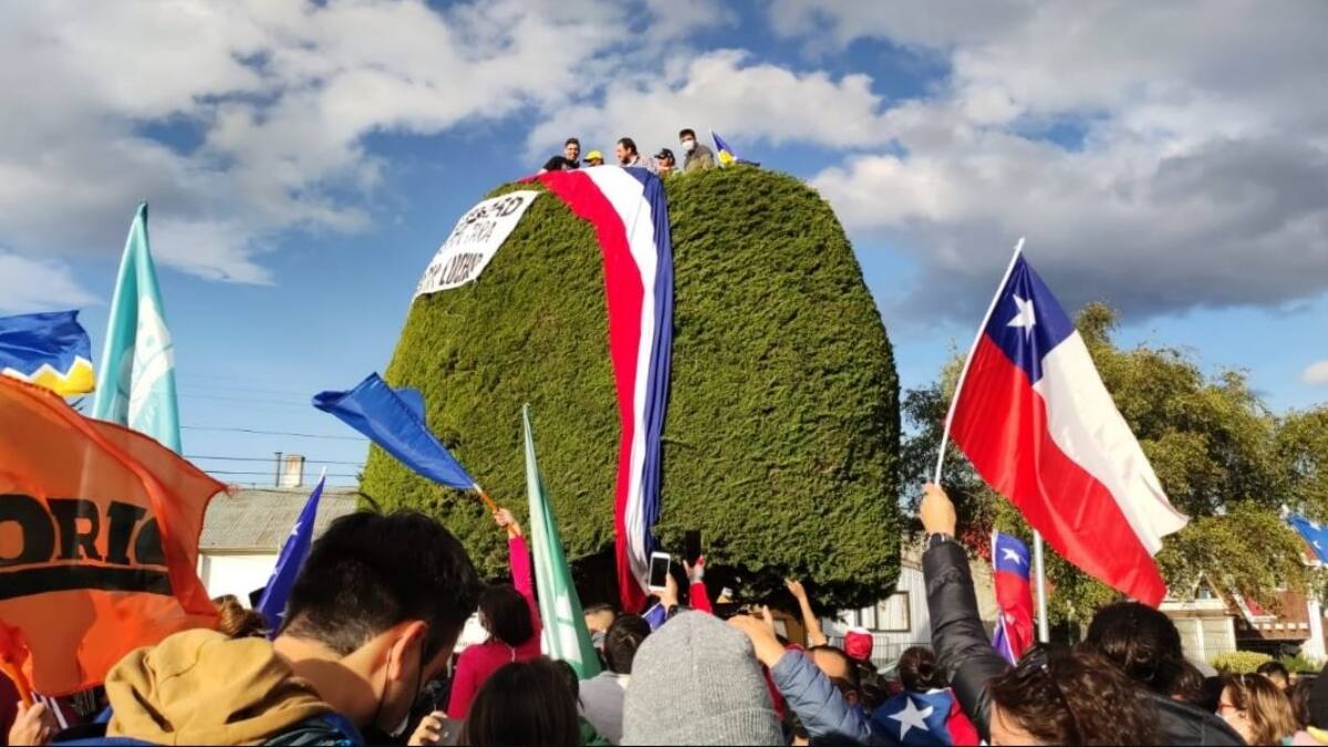 ¡Se subieron al simbólico árbol de Punta Arenas! Las grandes celebraciones tras el triunfo de Gabriel Boric