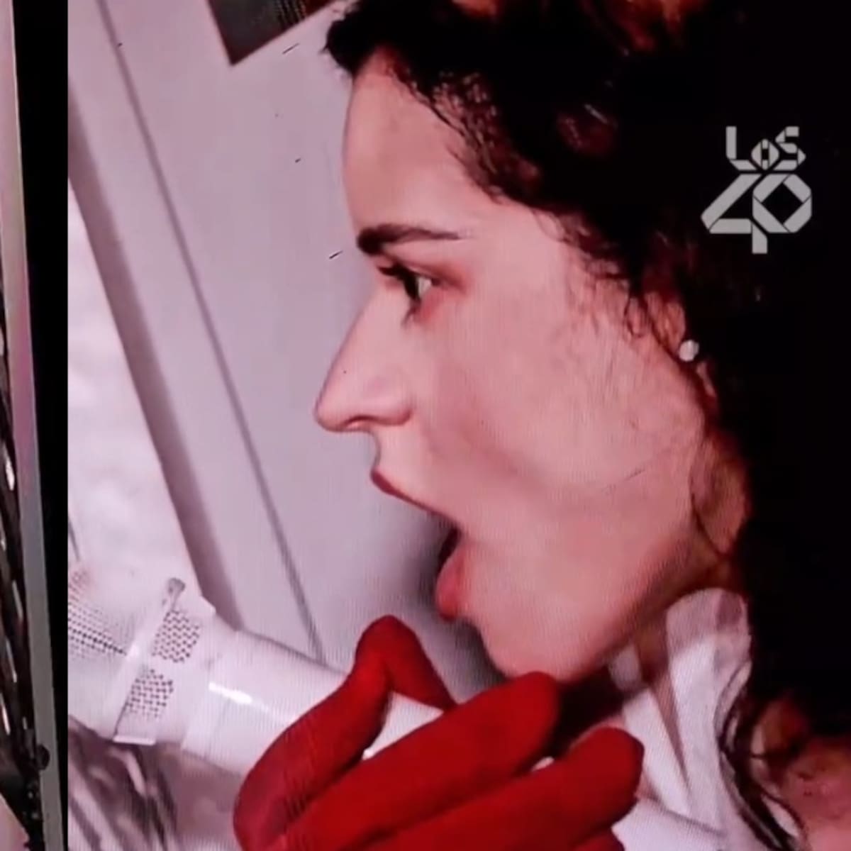 "Lo vi revolcándose con otra": Francisca Valenzuela revela fugaz romance con un músico sudamericano en el show de Rosalía