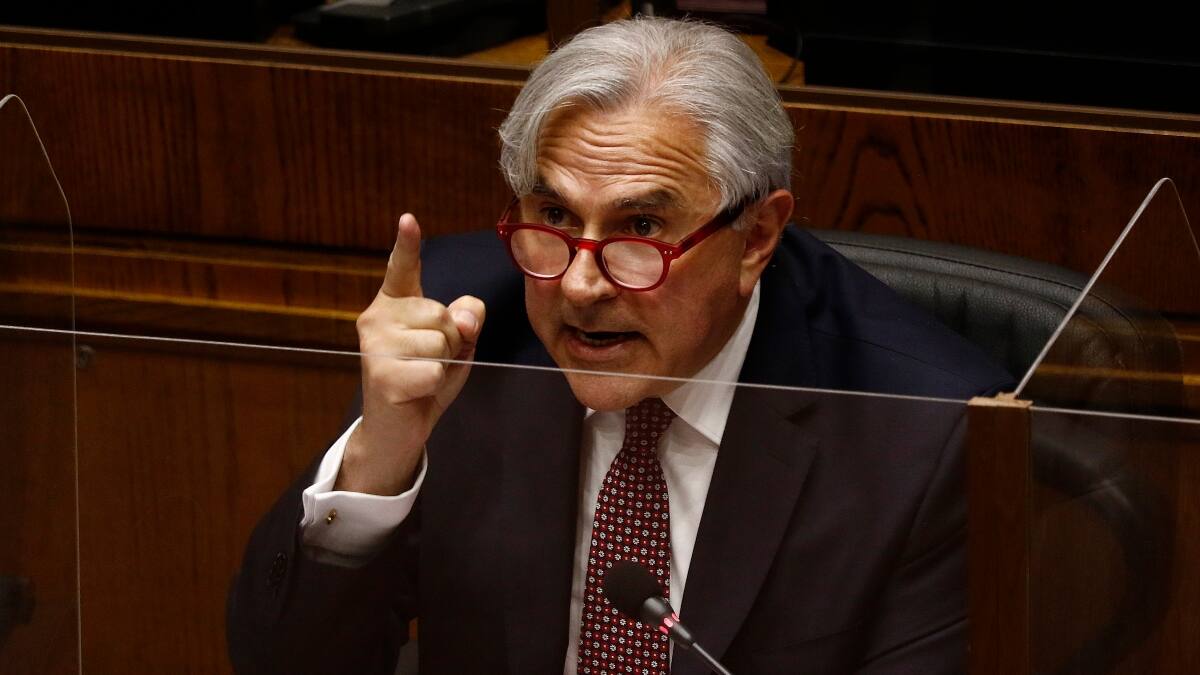 Senador Iván Moreira fue atacado con botella que tenía restos de orina y fecas