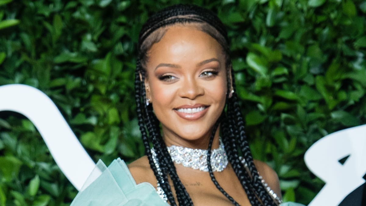 Rihanna está de vuelta en las portadas: Mira la divertida sesión de fotos
