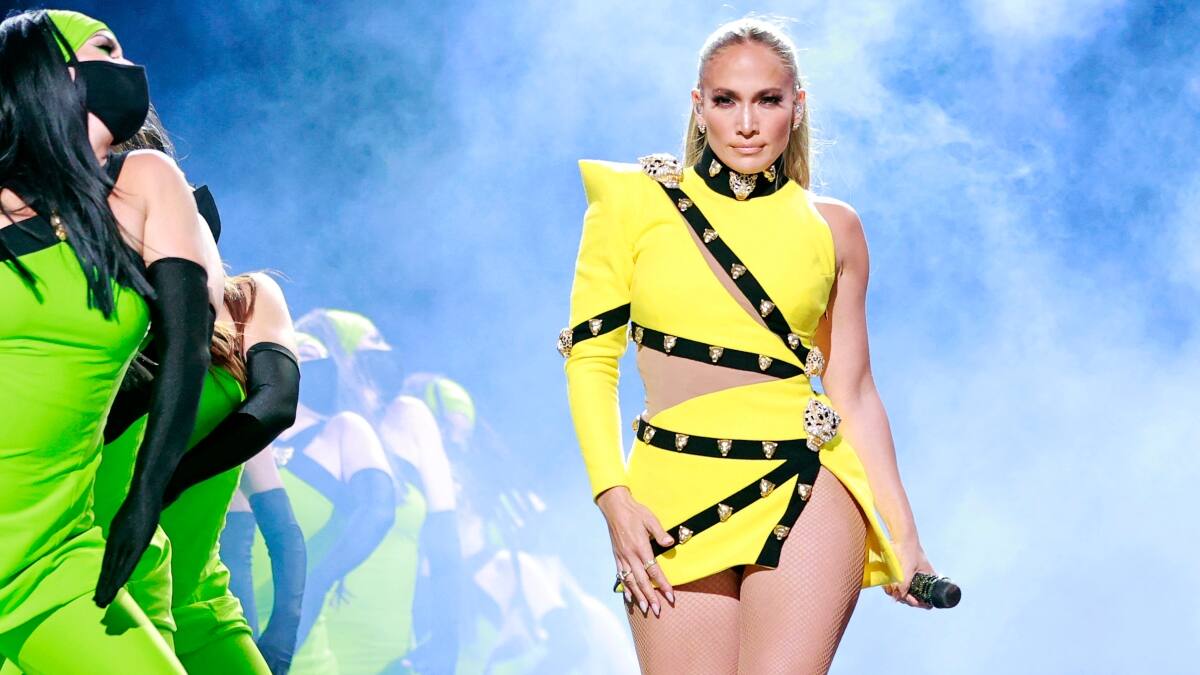 ¿A quién no le ha pasado?: Jennifer Lopez sufrió curioso chascarro con su vestido durante desfile