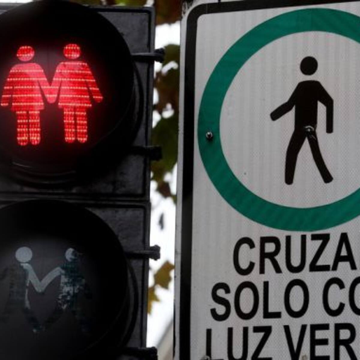 Día Contra la Homofobia: Revisa la intervención realizada en los semáforos de Las Condes