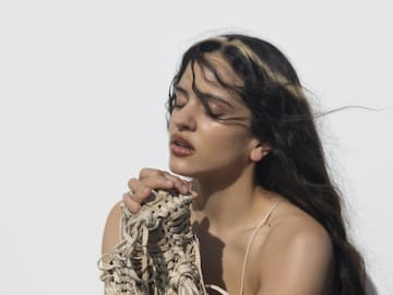 Rosalía le regala copia de "LUX" a leyenda de la música argentina