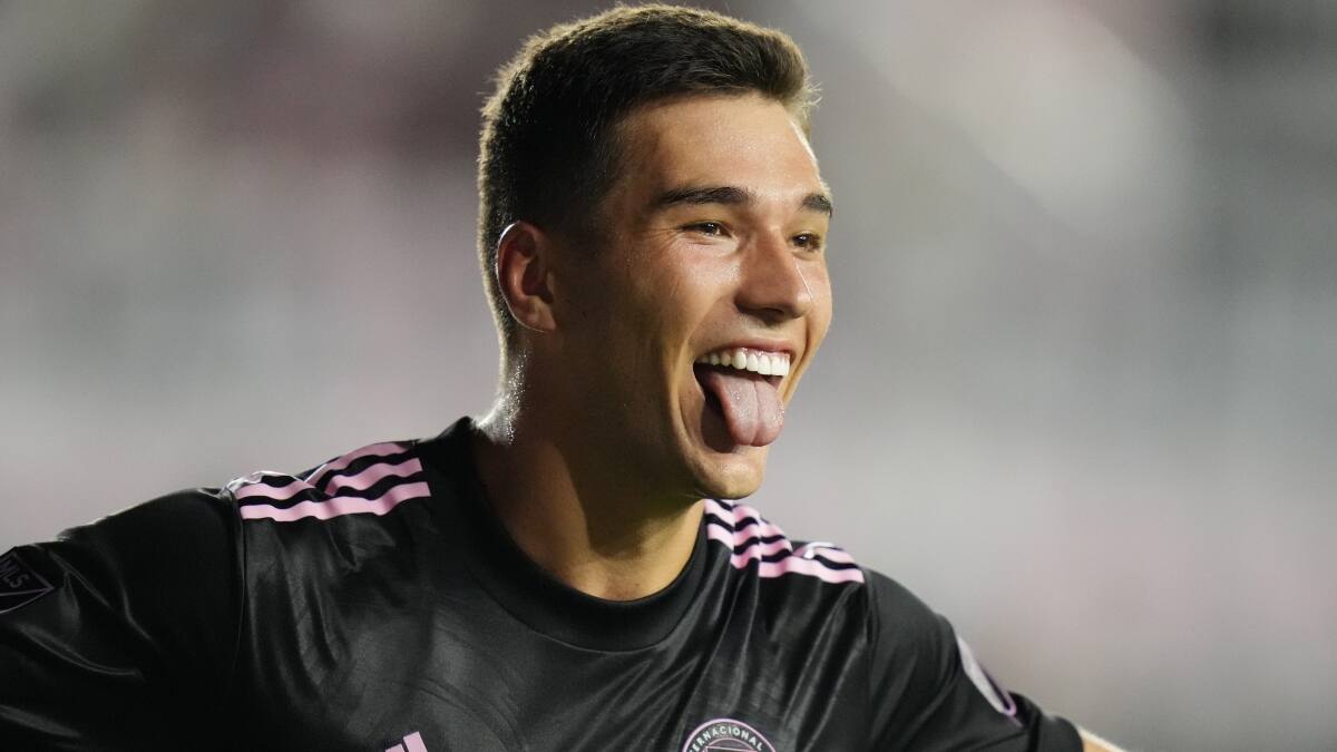 Viralizan tuits antiguos de Robbie Robinson, nuevo seleccionado de La Roja, trolleando a hincha de Argentina