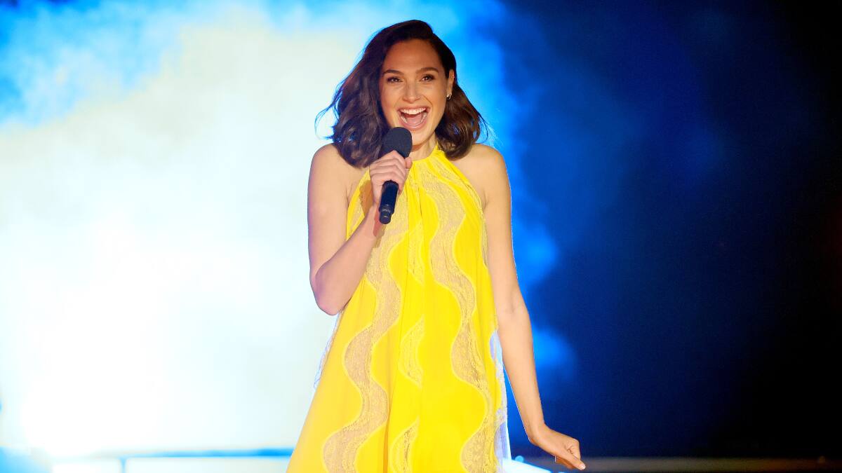 ¡Mamá Maravilla! Gal Gadot comparte fotos en el backstage sacándose leche materna