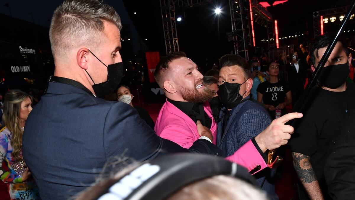 Conor McGregor protagonizó pelea con Machine Gun Kelly en la alfombra roja de los MTV Video Music Awards