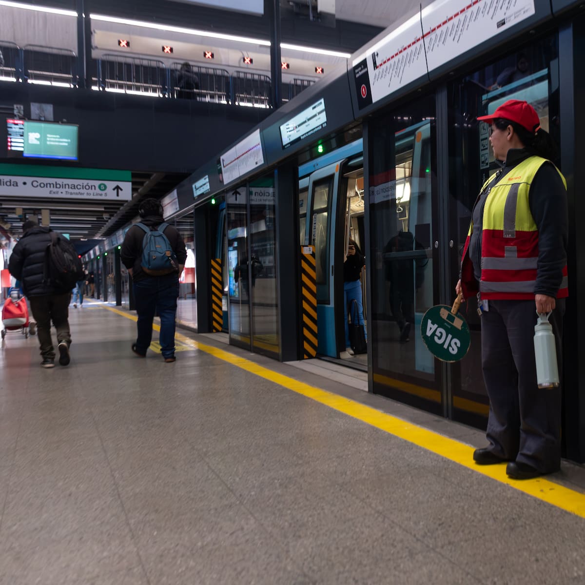Metro de Santiago fija fecha para la instalación total de puertas automáticas en la Línea 1