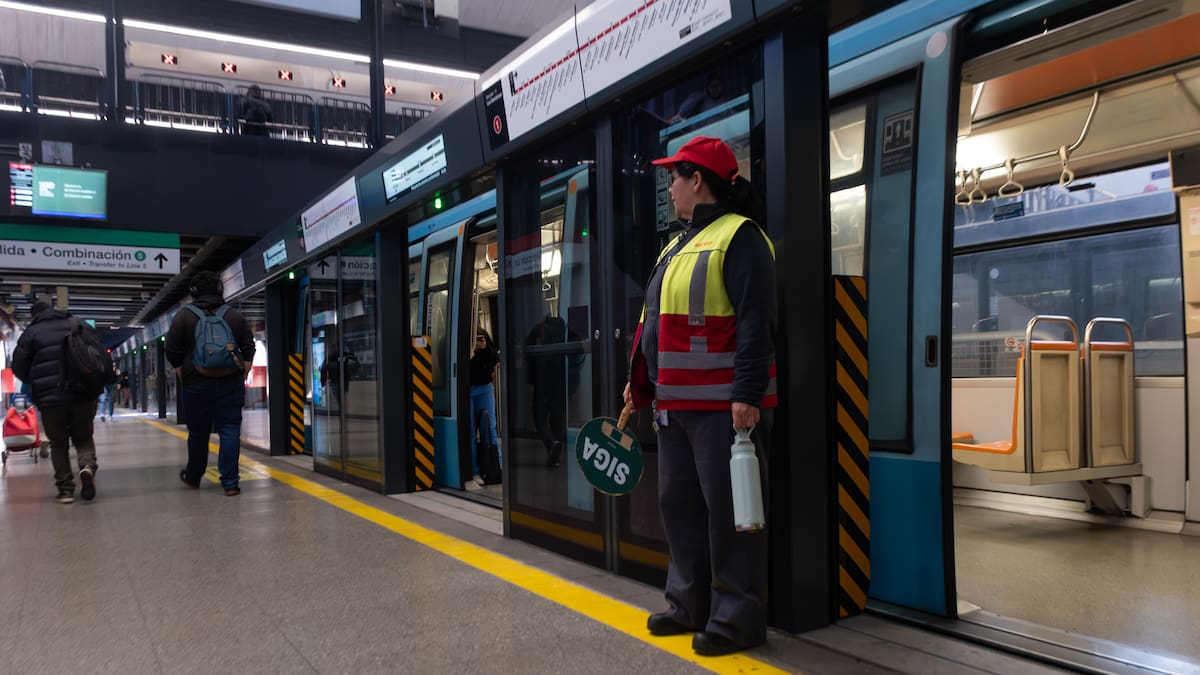 Metro de Santiago fija fecha para la instalación total de puertas automáticas en la Línea 1