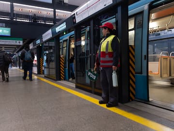 Metro de Santiago fija fecha para la instalación total de puertas automáticas en la Línea 1