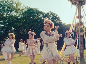 Red Velvet disfruta de Midsommar en su nuevo proyecto "Cosmic"