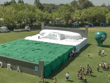 Chillán rompe récord Guinness por la “cama más grande del mundo”