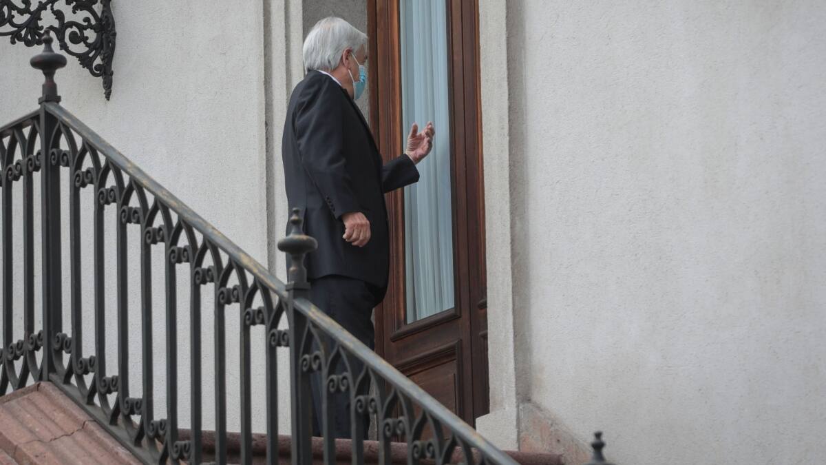 Presidente Piñera se quedó afuera de su oficina en La Moneda: Momento ahora es viral