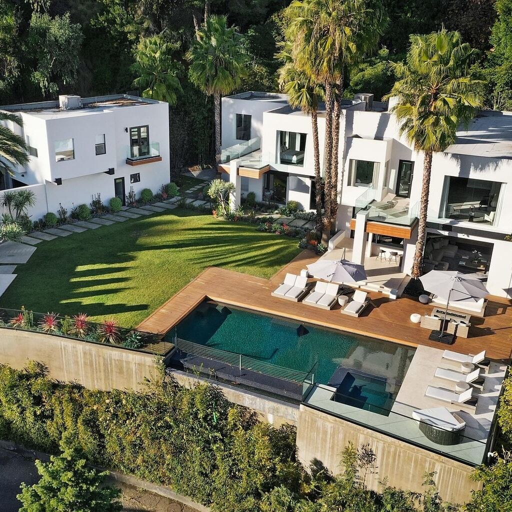 Douglas Elliman (vía Instagram @dirtdotcom)