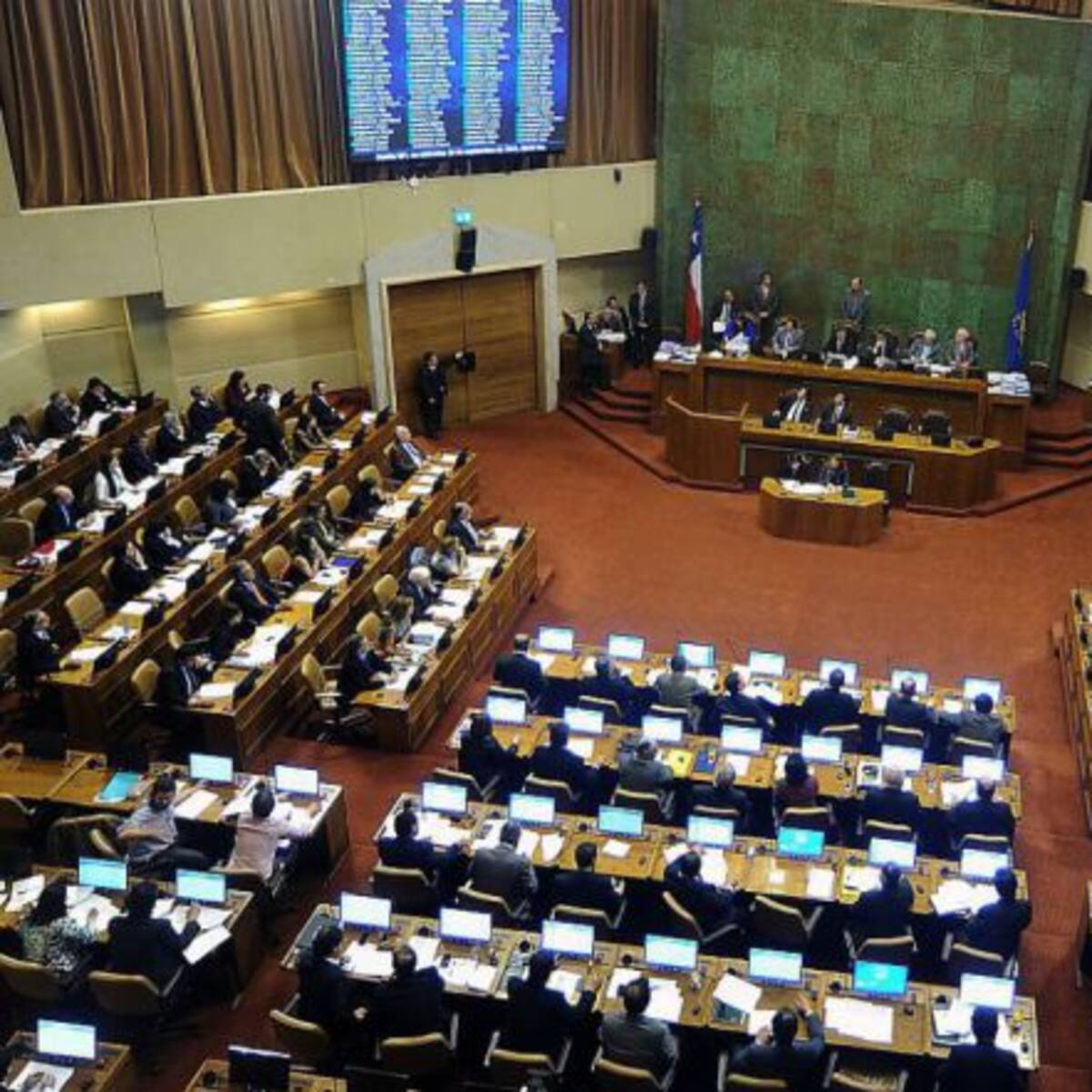 Economista calcula cuánto realmente debería ganar un parlamentario en Chile