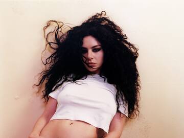 "BRAT" de Charli XCX se consagra como el mejor álbum del 2024 por Rolling Stone