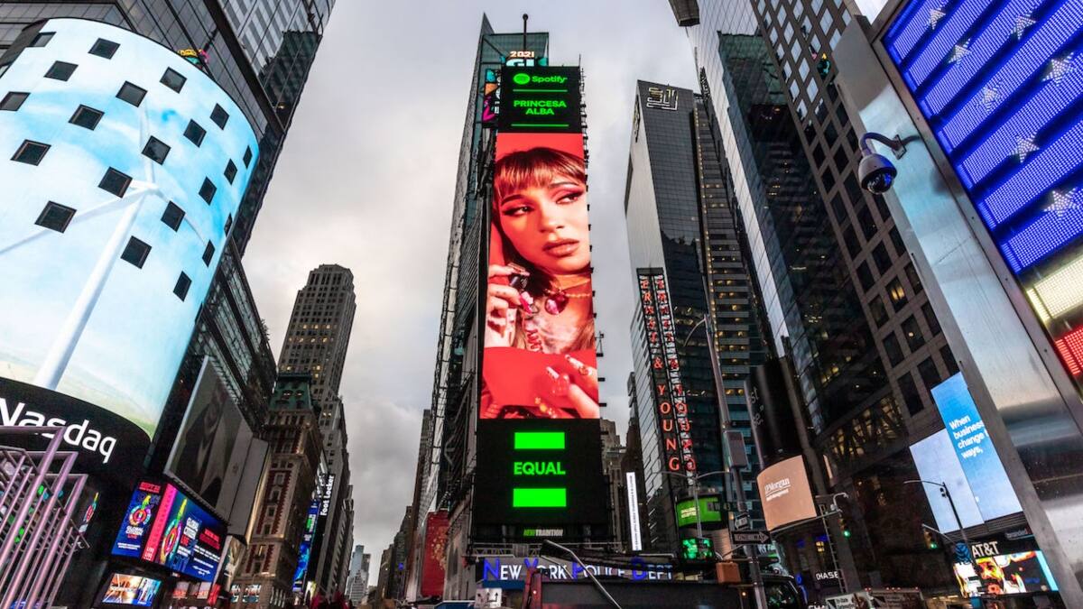 ¡Va sin freno! Princesa Alba aparece en las pantallas del Times Square