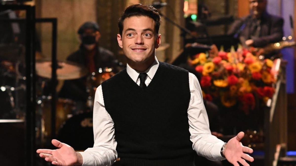 Rami Malek sorprende como presentador de Saturday Night Live
