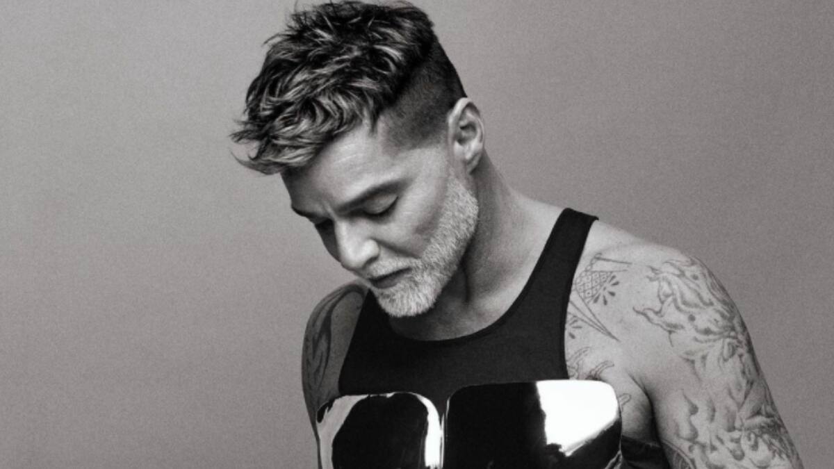 ¡Brillos, tacos y malla de red! Revisa el look de Ricky Martin que volvió locas a las redes