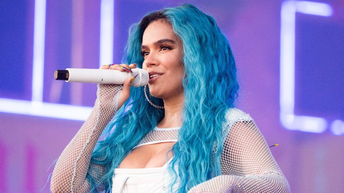 Karol G sorprendió a sus fans con concierto gratis en Medellín y al irse le lanzaron un trago