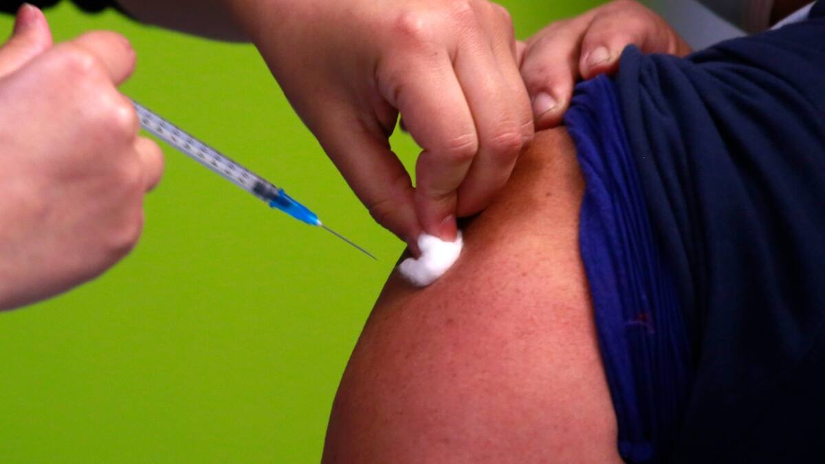 Mayores de 55 años vacunados con Sinovac podrán recibir tercera dosis de Pfizer