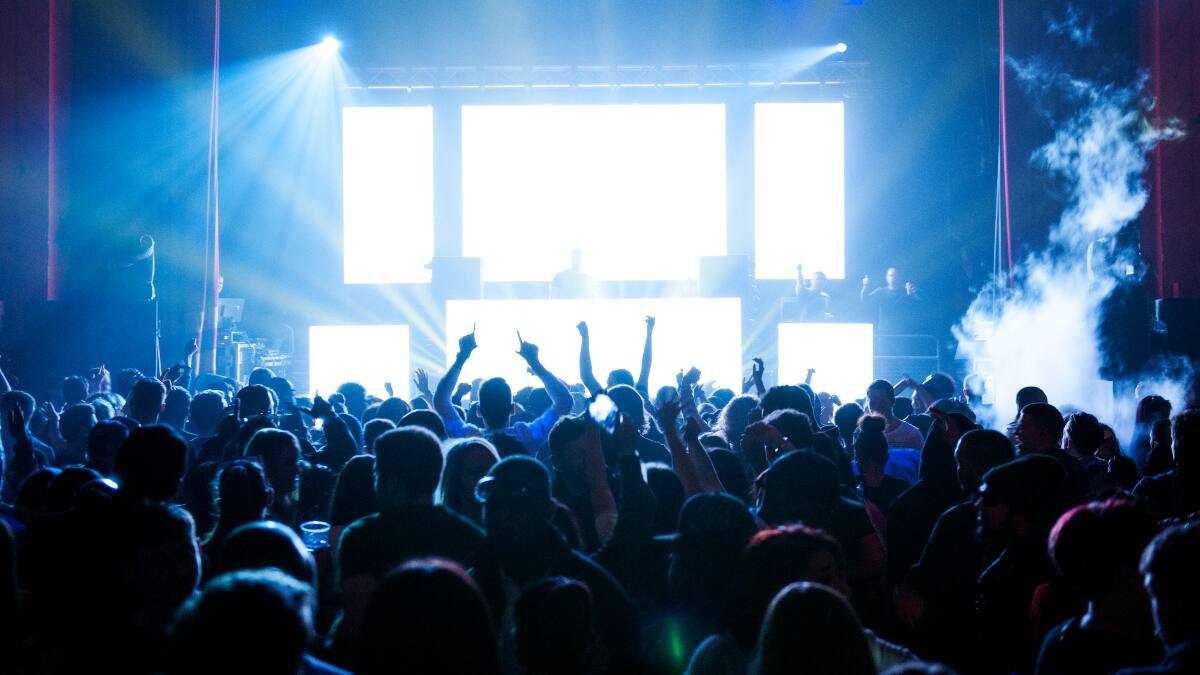 Minsal anuncia cambios de aforos para eventos masivos: ¿Cómo será en recintos abiertos y cerrados?