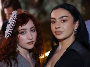 Charli XCX elogia a Chappell Roan por su impacto en la música pop actual