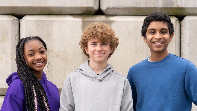 De izquierda a derecha el cast de «Percy Jackson and the Olympians»: Leah Sava Jeffries, Walker Scobell y Aryan Simhadri (Cortesía de Disney, vía Variety)