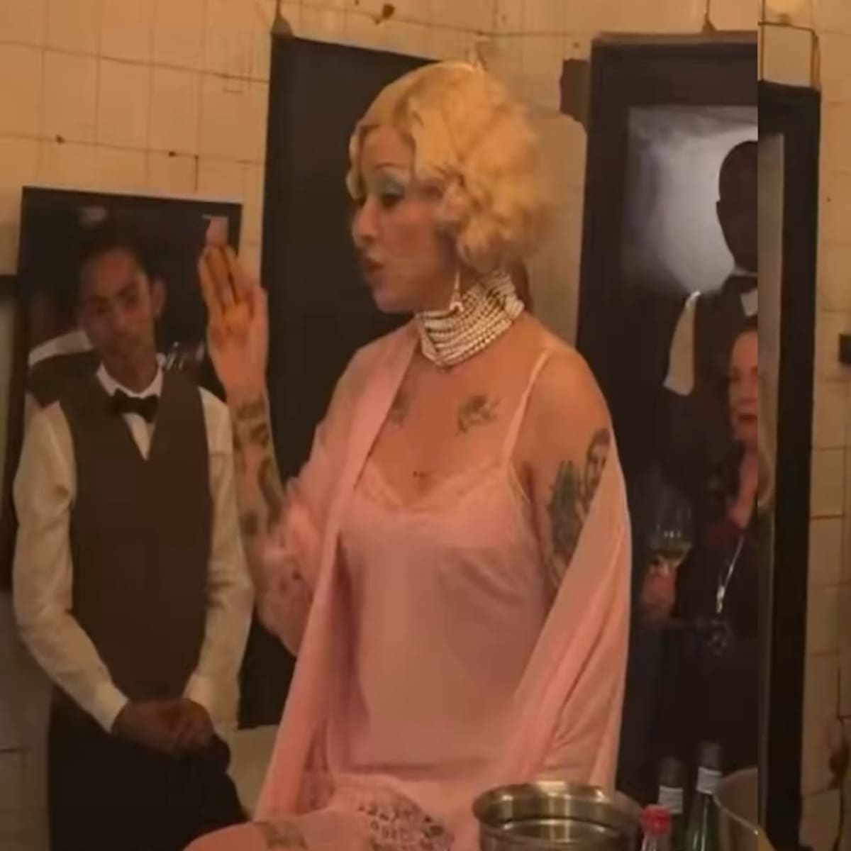 Mon Laferte sorprende cantando en Francia: así sonó "Femme Fatale" en un bar de París