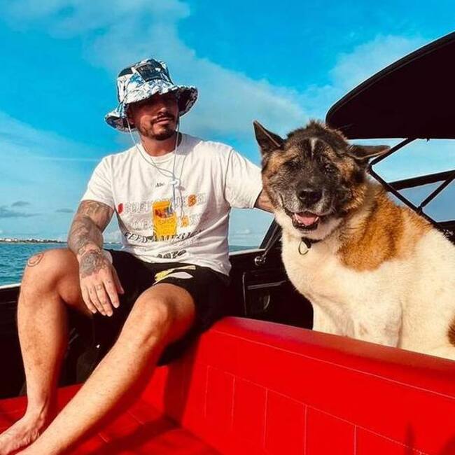 Enzo contemplando el horizonte, con la calma de un rockstar. Captura de Instagram.