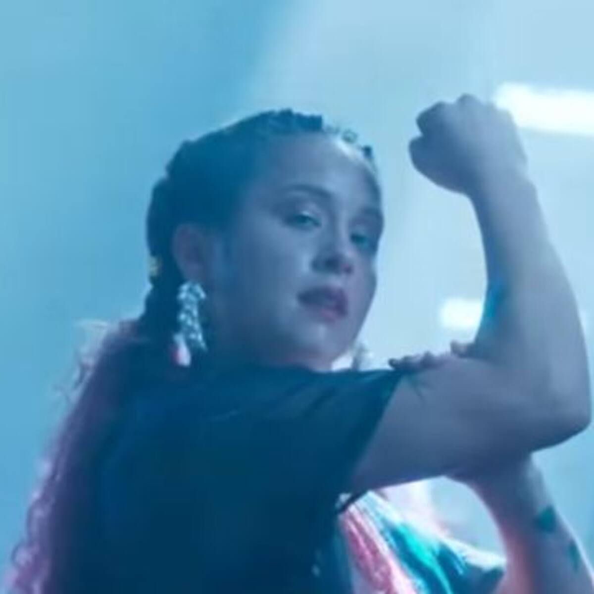 Revisa «Encadená», el nuevo y combativo video de Denise Rosenthal