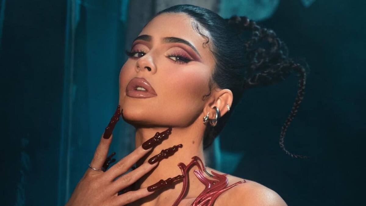 Kylie Jenner desata la polémica con fotografía completamente denuda y ensangrentada