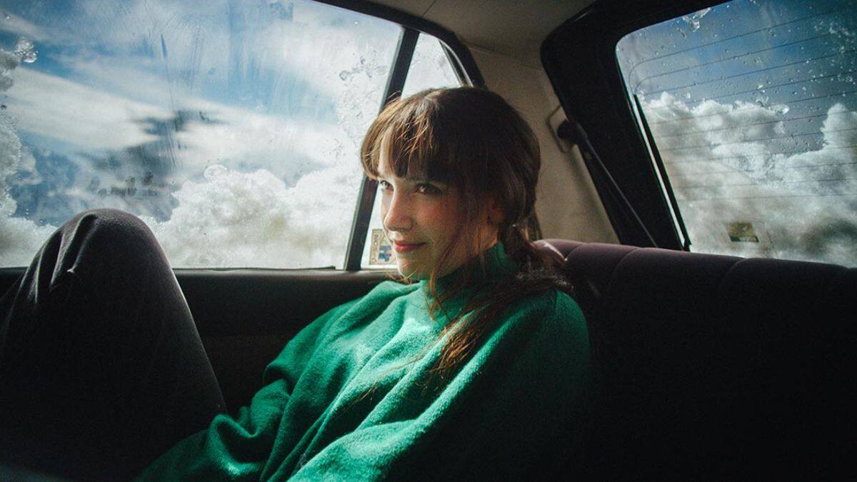 #PonleOreja: Actriz y cantante chilena estrena remake de videoclip de Alanis Morissette