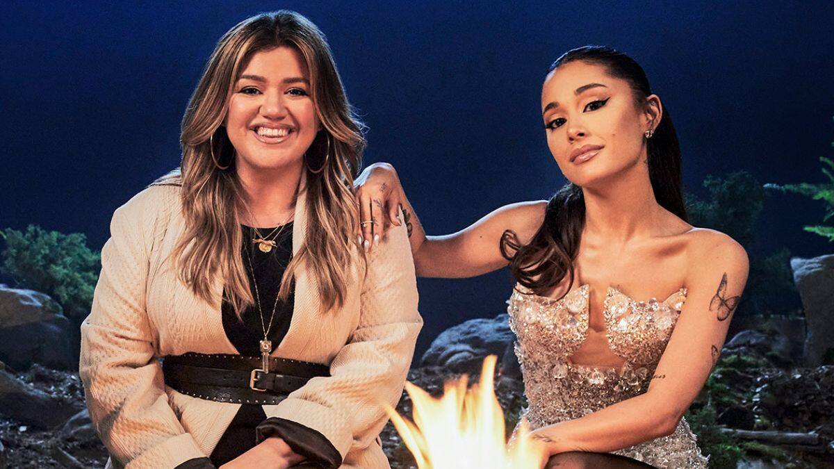 Kelly Clarkson y Ariana Grande adelantan la Navidad con su nuevo single