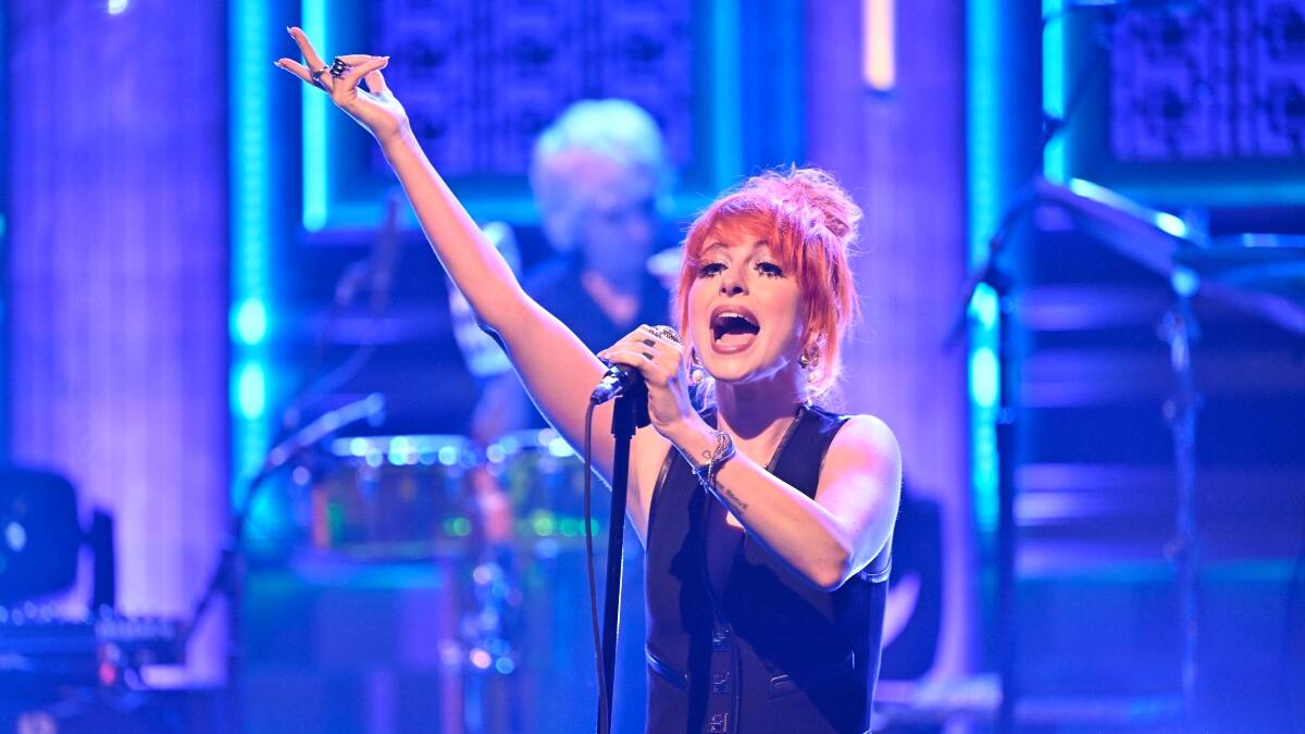 “¡Castigados todos!”: Hayley Williams detiene un concierto debido a una pelea entre los asistentes