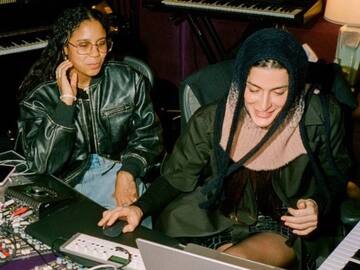 Arca y Tokischa anuncian su colaboración "Chama"