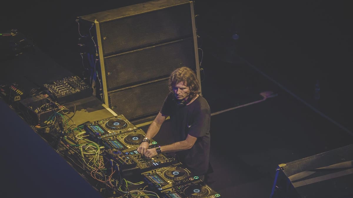 Es uno de los grandes referentes del progressive house y regresa a Chile este 2027 con un esperado show