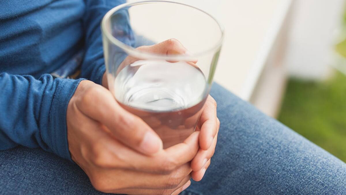 Joven sufre una rara enfermedad que la hace alérgica al agua